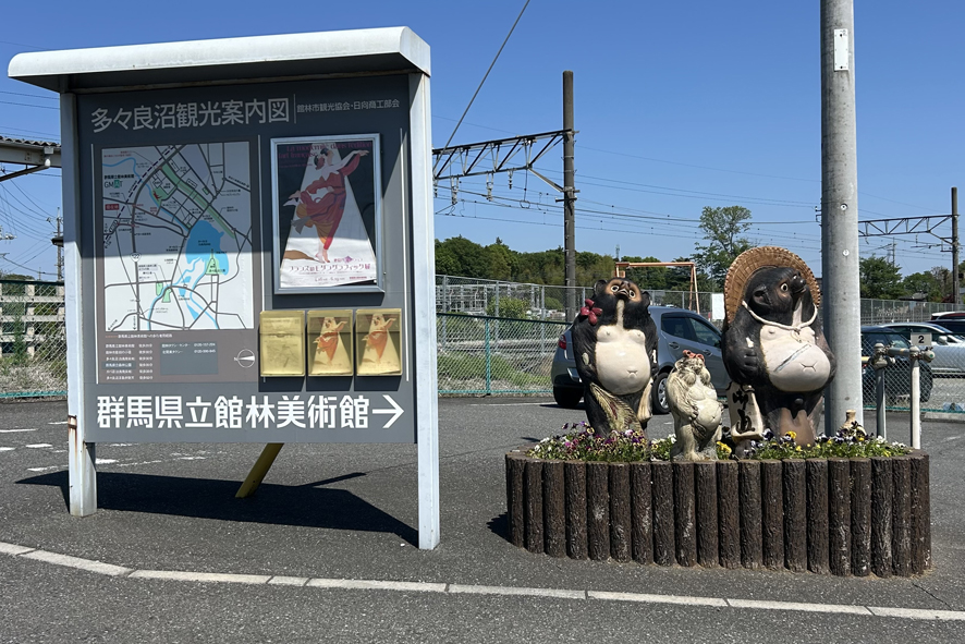 徒歩の場合、駅を出て左方向を突き当たりの【多々良駅入口】まで直進し、交差点を渡ります。