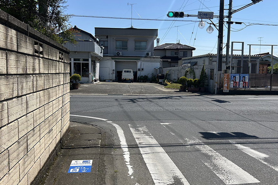 徒歩の場合、駅を出て左方向を突き当たりの【多々良駅入口】まで直進し、交差点を渡ります。