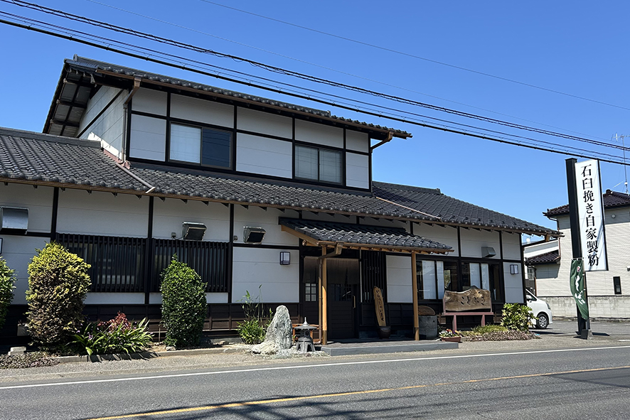 左方向に直進します。左手のそば屋【ことぶき】、その先の右手にある川魚料理店【魚又】を通り過ぎます。国道122号は交通量の多い道ですので、お気を付けください。