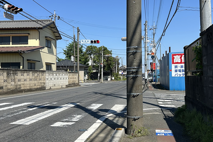 【稲荷前】の手前の交差点を右に曲がります。【群馬県立館林美術館】の看板が見えますので、そのまま歩道を直進します。