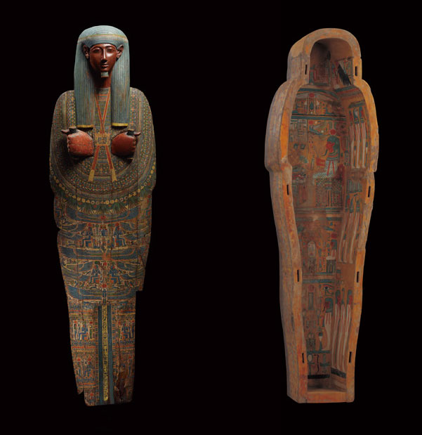 （左）《マミーボード（ミイラに被せられた木製の蓋）》エジプト第3中間期（紀元前1080-664年）ガンドゥール美術財団所蔵 （右）《人型の棺の箱部》エジプト第3中間期（紀元前1080-664年）ガンドゥール美術財団所蔵 ＊2点は一組ではなく別々の作品です。
