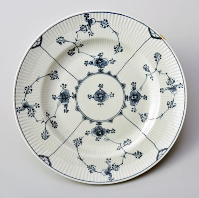 皿〈ブルーフルーテッド〉 1785年頃制作 ロイヤル コペンハーゲン 塩川コレクション