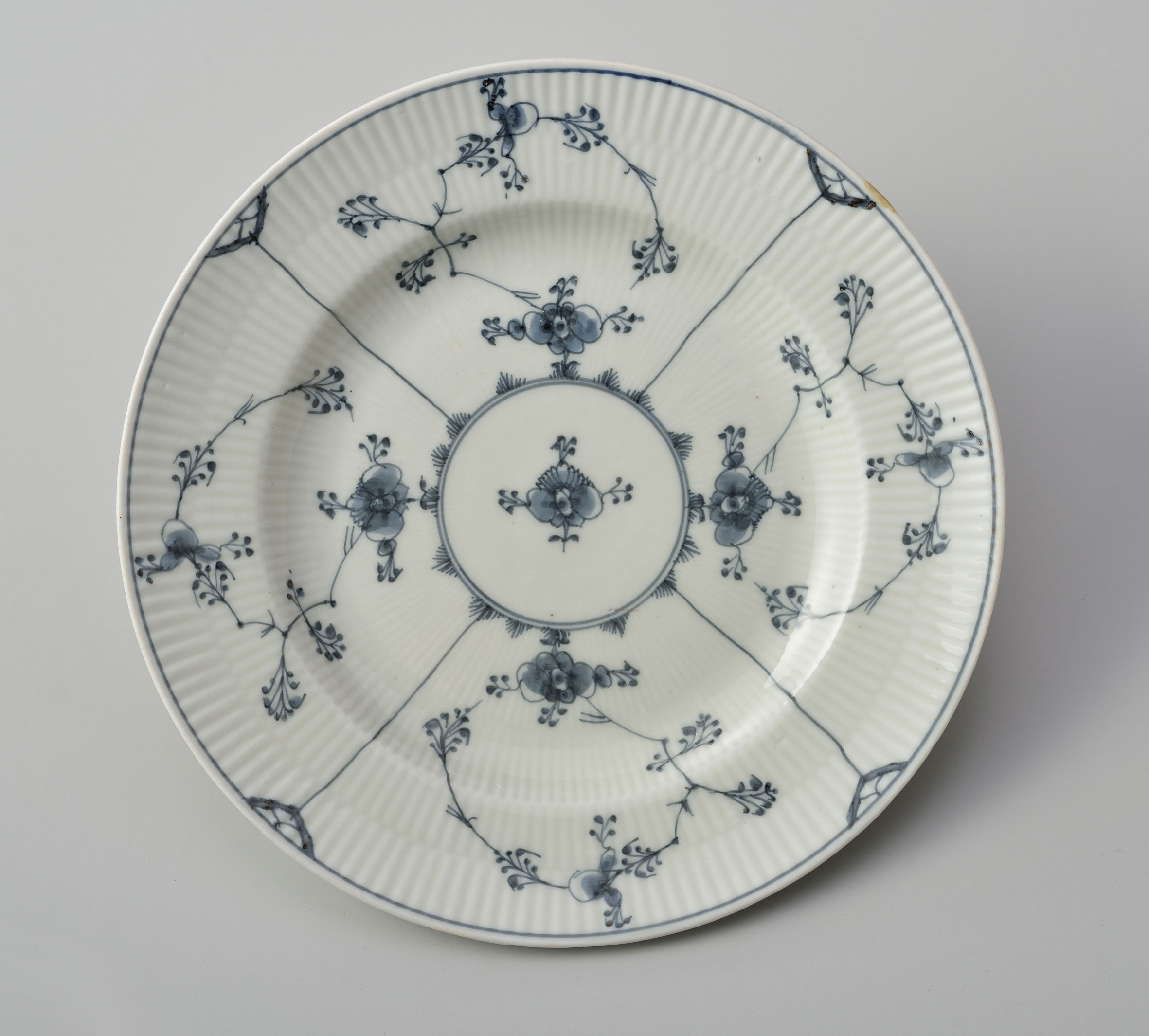 Plate 'Blue Fluted' Royal Copenhagen Painter: Mathias Hansen Wolstrup c.1785 Shiokawa collection