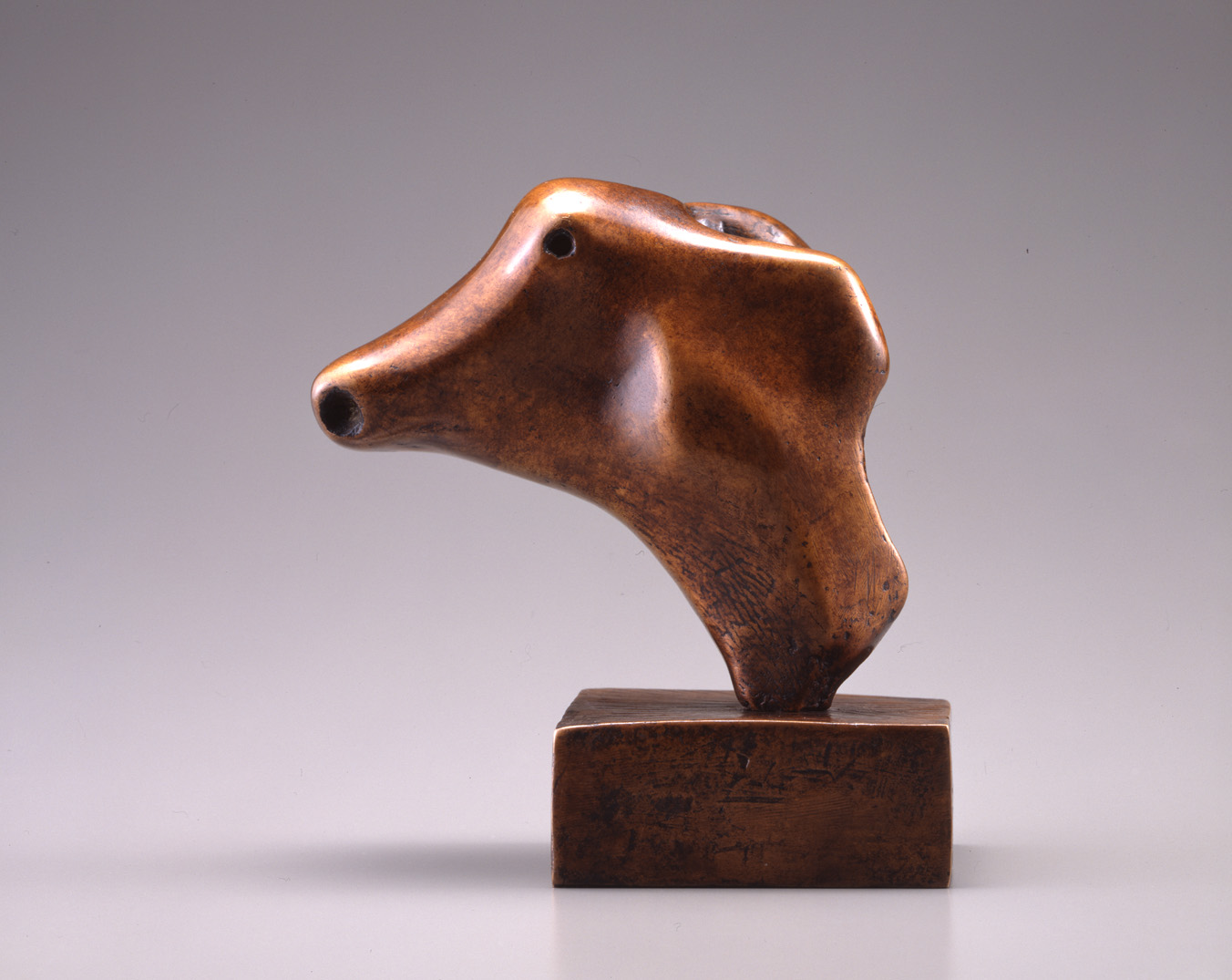 ヘンリー・ムーア 《馬の頭部》 1982年 ブロンズ 群馬県立館林美術館蔵